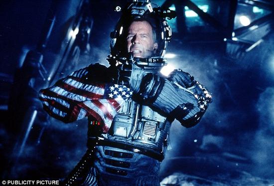 在1998年的美国科幻大片《世界末日》中，布鲁斯·威利斯饰演的主角必须登陆威胁地球的小行星并使用核武器将其摧毁，从而拯救世界