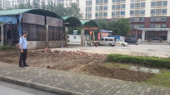 绿地被严重破坏,被翻新的泥土上面,几根被挖断的小臂粗的树根清晰可见