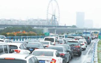 早高峰。鄭州市機場高速航海路口由南向北擁堵的車輛