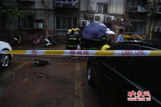 6月25日2時50分，市公安局119接報：鄭州市西關虎屯小區一單元樓底層電表箱著火。隨后消防迅速出警，目前火己撲滅。