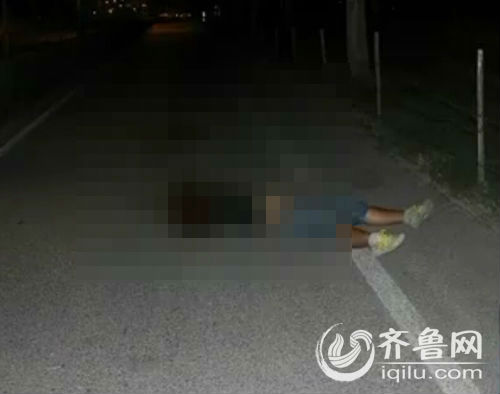 民警立即赶到现场后,发现这具无头尸体躺在一辆电动车旁边,现场勘查后,民警认定这是一起严重的交通肇事案。(视频截图)