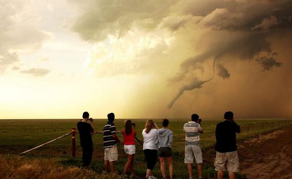 美国风暴追逐团亲身拍摄超级龙卷风。