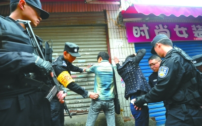 民警对街面可疑人员进行盘查