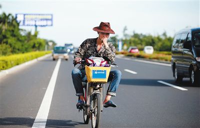 连接海文高速的白驹大道电动车违章上路。本报记者 张杰 摄