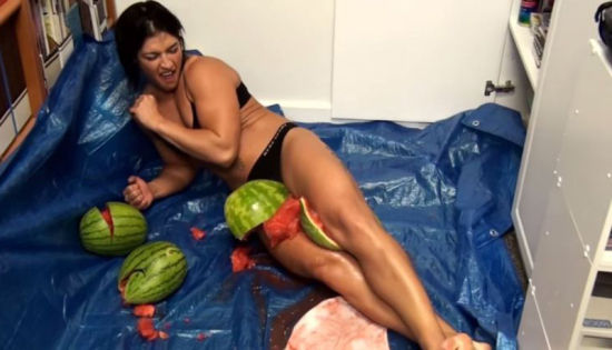 比基尼美女用双腿夹碎3个西瓜,秀健壮肌肉。(视频截图)