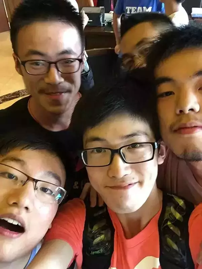 浙江高考理科状元郑恩柏和同学合影