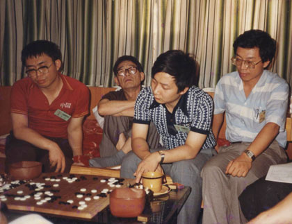 研究室里，棋手们密切关注着棋局的形势。左起：聂卫平、藤泽秀行、曹大元、我。（蛇口海上世界／1986.6.29）