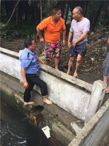 无锡民警下河救助失足落水老人(路人摄)
