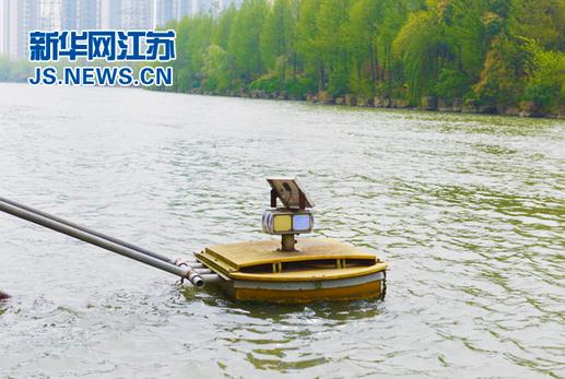 无锡市设置在梁溪河中的水质监测仪器