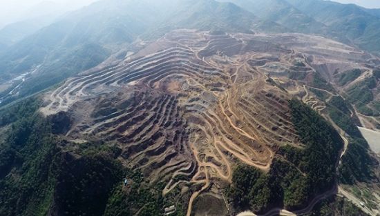 亚洲最大铅锌矿全景。图片来源：Greenpeace/Young