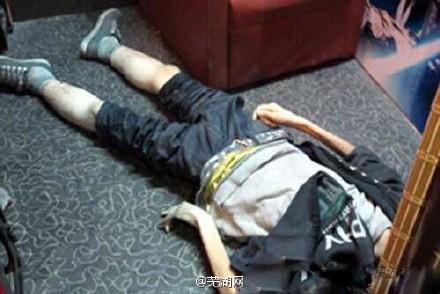 男子网吧上网两日 刚出门吐血倒地后身亡_八卦