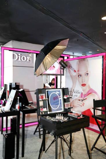 与Dior国际彩妆师零距离接触 体验创意唇部流