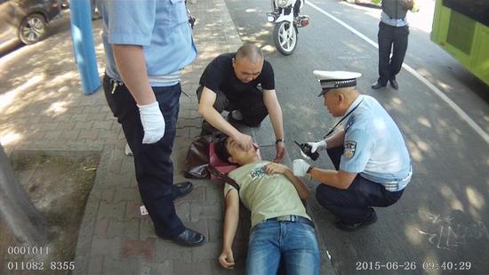 路人突发疾病倒地 青城交警急相助(图)