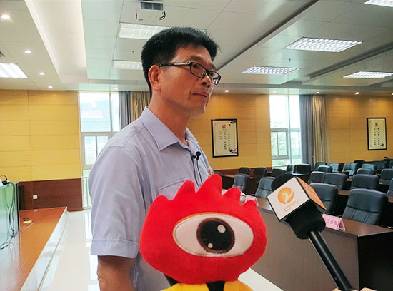 崇左中院党组成员、副院长韦简浩接受采访