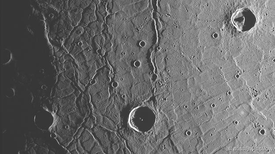 水星地表的撞击坑，熔岩平原和断层峡谷