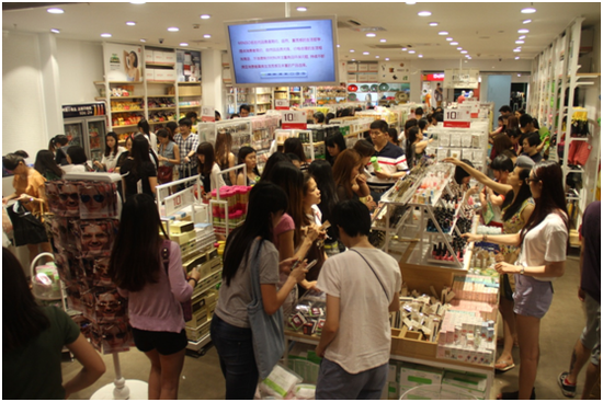 名创优品店铺销售火爆人潮涌动
