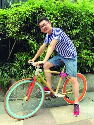 祁钊和他自制的竹子自行车 社区供图