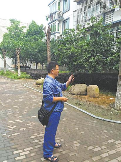 老郑正在工作中。(王岚 何杰 摄)