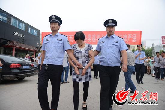 6月25日17时,郓城警方将犯罪嫌疑人从山西押解回郓城