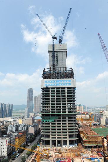 昨日，湖南在建第一高楼——九龙仓长沙国金中心顺利突破200米。长沙晚报记者 余志雄 摄