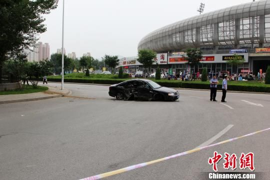 事故现场拉上警戒线。 石峥 摄