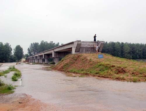 橋的東西兩頭沒有修建引橋