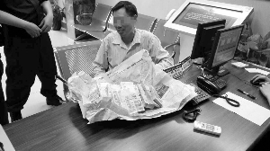 查先生在派出所 警方供图