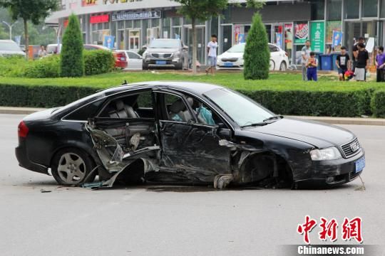 事故车右侧已经严重损毁,右前侧车轮被撞掉。 石峥 摄