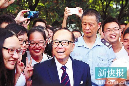 昨日,李嘉誠在汕大校園和畢業生合影。通訊員 鄭曉君供圖