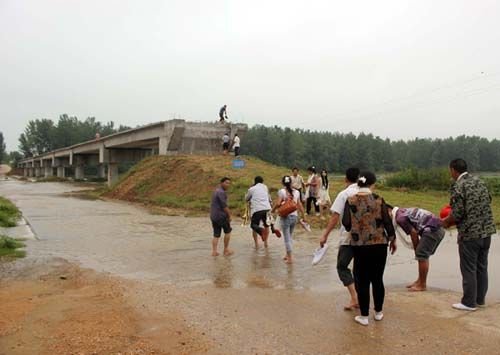 村民无奈选择弃车徒手攀爬大桥