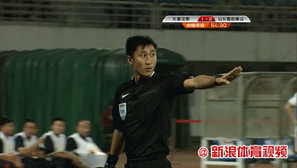 马宁执法再造争议杨旭回传瞬间球是否出界gif