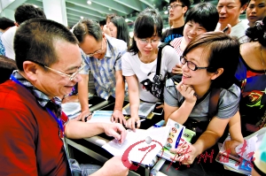 高校的老师耐心给家长和毕业生释疑解惑。
