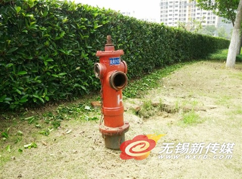 损坏的消火栓。
