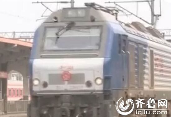 按规定,货运列车行经客运站时,要减速缓慢驶过,以确保安全。(视频截图)