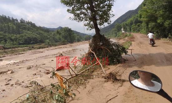 直击信阳商城县伏山乡灾情 道路中断 学生停课