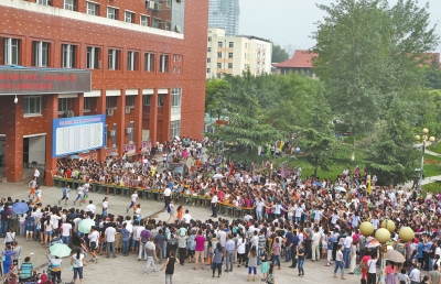 郑州民办小升初考试竞争激烈 外省考生打飞的