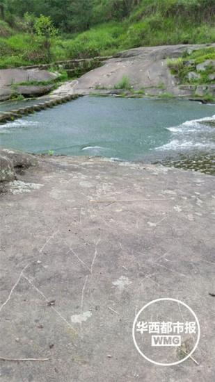 地上写着:ZZ,我喜欢你
