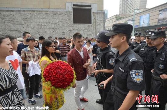 男子步行街携近百亲友求婚 被民警带走
