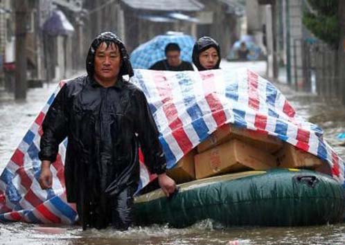 暴雨中转移的人们