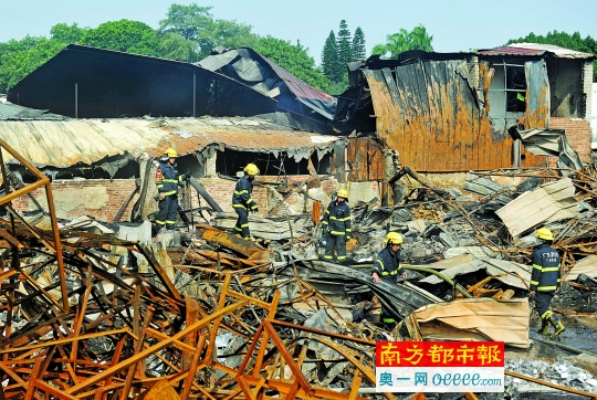 　　昨日下午，消防员在黄埔南岗街耀南路一废品回收厂的火灾现场清理。这场大火发生在当天凌晨5时许，过火面积约500平方米，现场发现一具女性尸体。南都记者 梁炜培 摄