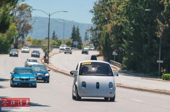 资料图片：行驶在加州街头的谷歌无人驾驶汽车。