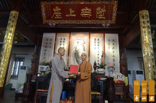 天童寺方丈诚信法师热情接待参访团