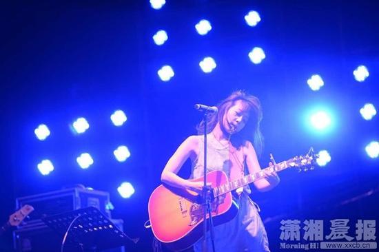 陈绮贞现场表演 图/潇湘晨报记者 辜鹏博