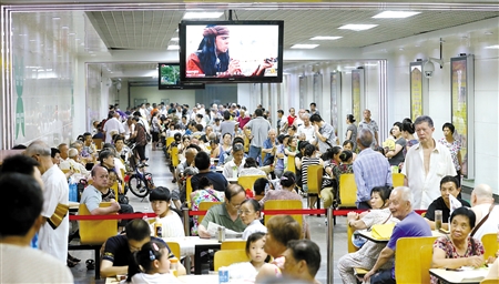 昨日,渝中区,市民在人防工程人民广场纳凉点纳凉。