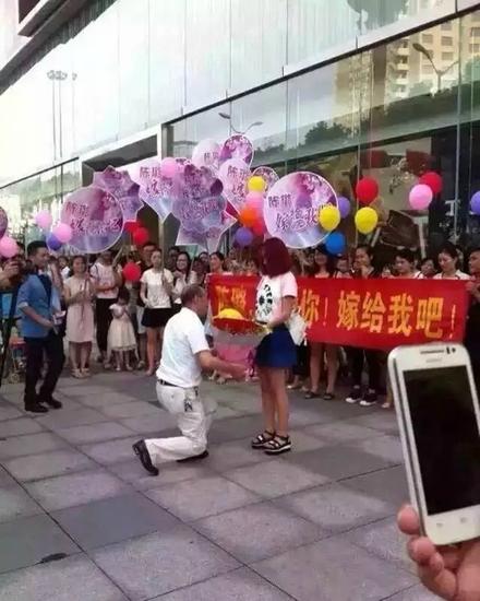 大叔单膝跪地