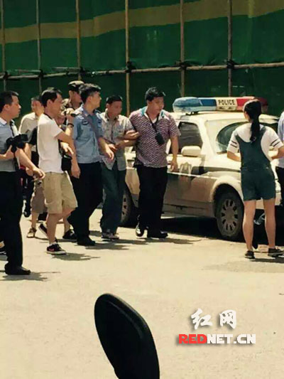 图说：纵火嫌疑人[中间格子衬衣男]于6月28日上午被衡阳市警方抓捕归案