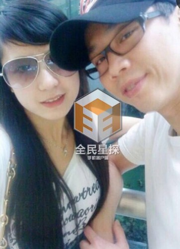 据全能星探报道,2014年陶喆与嫩妻江佩蓉举行了婚礼,然而在2010年,陶喆便与杨子晴相恋。聊天记录显示,陶喆最初传出婚讯时,杨子晴曾就此事询问陶喆。
