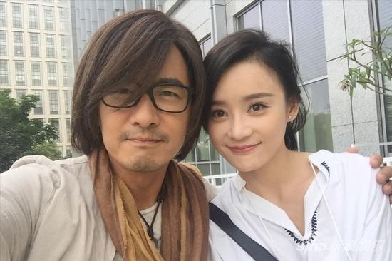 郭晓东与袁姗姗搞怪合影(图)