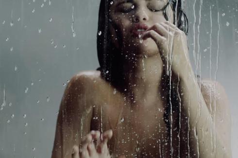 赛琳娜MV玩湿身诱惑