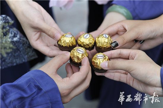 成都一高校送毕业生戒指和巧克力